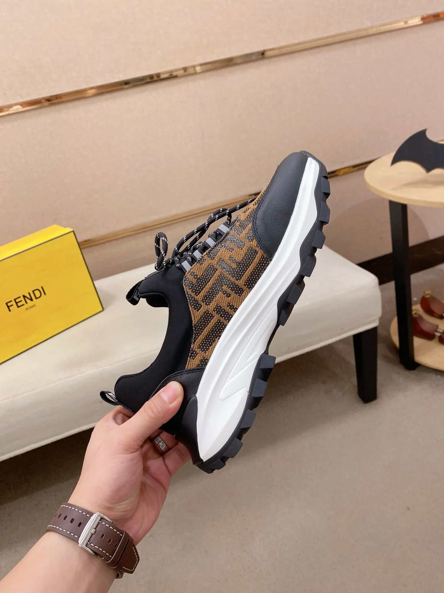 Men's shoes 💰 462💰 (fendi) New style 👊🏻 upper 🇮🇹 imported cowhide fabric 🇩🇪 lining imported sheepskin lining. The original outsole is molded to highlight the identity of every man, and the upper foot is elegant and stable🚶🏻🚶🏻The high-end custom counters reproduce the original version📯No matter the wind or rain, the shoe last remains unchanged and can withstand the verification of time🔍️,🔵 Size: 38-44